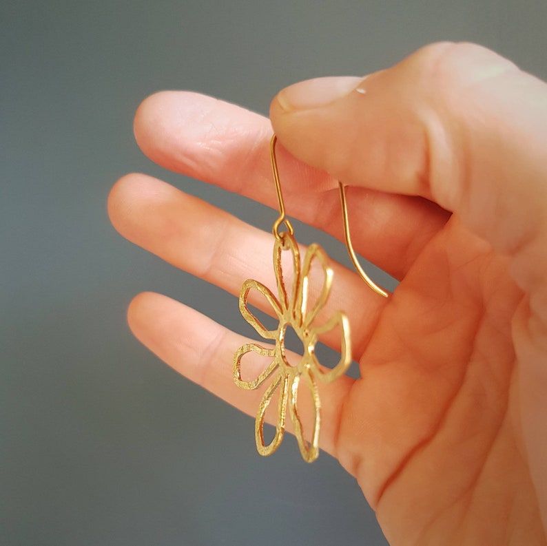 Beaten Brass, Gold Tempest 'Bloom' Daisy Flower, Hammered Statement Earrings, Handmade in Cornwall, Plastic Free. Bridal, Ready to Gift. zdjęcie 3