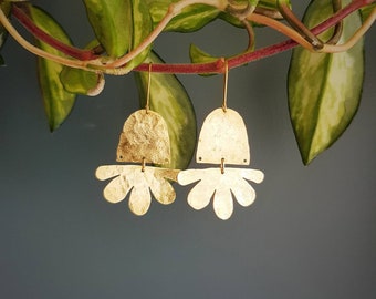 Geschlagenes Messing, Gold Tempest 'Flos' Abstrakte Blume gehämmert Statement Ohrringe, handgemacht in Cornwall, plastikfrei. Braut, bereit zum Geschenk.