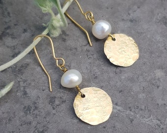 Boucles d'oreilles « Aureus » en or et perles d'eau douce en laiton martelé, d'inspiration artisanale antique, fabriquées en Cornouailles, sans plastique, nuptiale, prêtes à offrir.