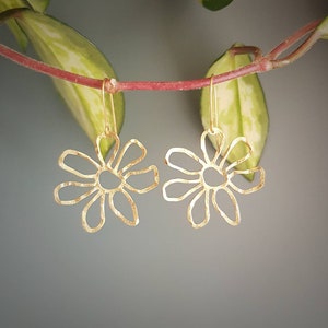 Laiton martelé, fleur de marguerite « Bloom » or tempête, boucles d'oreilles martelées, faites main en Cornouailles, sans plastique. Mariage, prêt à offrir.