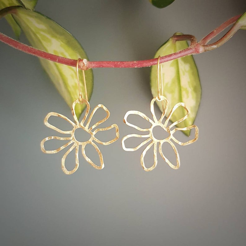 Beaten Brass, Gold Tempest 'Bloom' Daisy Flower, Hammered Statement Earrings, Handmade in Cornwall, Plastic Free. Bridal, Ready to Gift. zdjęcie 1