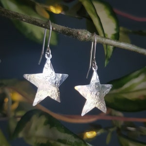Boucles d'oreilles Silver Star « Stella », acier inoxydable martelé respectueux de l'environnement, faites main à Cornwall, sans plastique. Mariée élégante, prête à offrir.