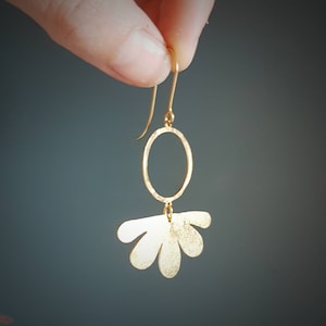 Beaten Brass, Gold Tempest 'Geum' Circle & Flower Hammered Statement Earrings, Handmade in Cornwall, Plastic Free. Bridal, Ready to Gift. zdjęcie 4