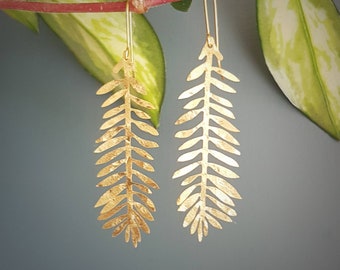 Geschlagenes Messing, Gold Tempest 'Frond' Lange Palm Leaf Gehämmerte Statement Ohrringe, handgemacht in Cornwall, plastikfrei. Braut, bereit zum Geschenk.