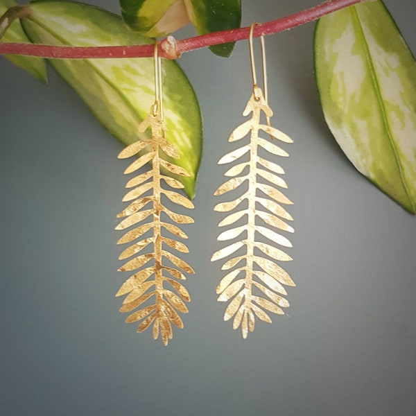 Geschlagenes Messing, Gold Tempest 'Frond' Lange Palm Leaf Gehämmerte Statement Ohrringe, handgemacht in Cornwall, plastikfrei. Braut, bereit zum Geschenk.