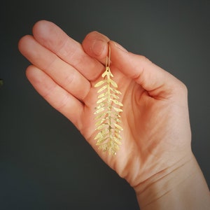 Geschlagenes Messing, Gold Tempest 'Frond' Lange Palm Leaf Gehämmerte Statement Ohrringe, handgemacht in Cornwall, plastikfrei. Braut, bereit zum Geschenk. Bild 6