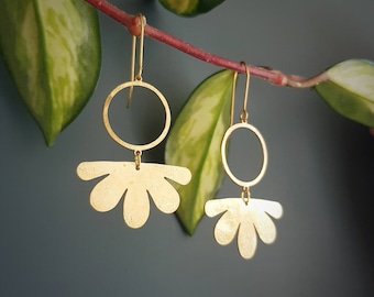 Pendientes llamativos martillados de latón batido, círculo 'Geum' Tempest dorado y flor, hechos a mano en Cornualles, sin plástico. Novia, lista para regalar.