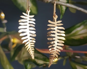 Boucles d'oreilles « Fougère » dorées, martelées, acier inoxydable respectueux de l'environnement, fabriquées en Cornouailles. Produit sans plastique, P&P, prêt à offrir.