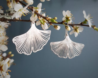 Orecchini 'Ginkgo' con foglie d'argento, martellati, acciaio inossidabile ecologico, realizzati in Cornovaglia. Prodotto senza plastica, spedizione e spedizione, pronto per essere regalato.