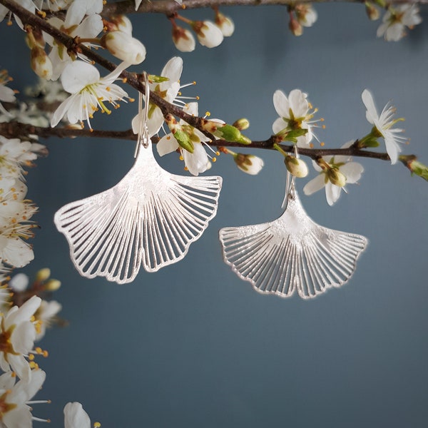 Boucles d'oreilles « Ginkgo », feuilles d'argent, martelées, acier inoxydable respectueux de l'environnement, fabriquées en Cornouailles. Produit sans plastique, P&P, prêt à offrir.