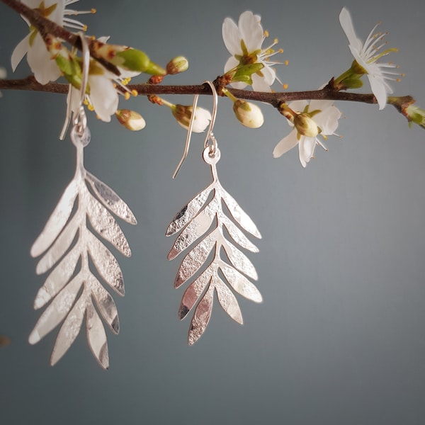 Boucles d'oreilles « Athena » en feuille d'argent, martelées, acier inoxydable respectueux de l'environnement, fabriquées en Cornouailles. Produit sans plastique, P&P, prêt à offrir.