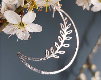 Orecchini a forma di luna in acciaio inossidabile martellato, design ecologico Selene, realizzati a mano in Cornovaglia, prodotto senza plastica, pronti per essere regalati.