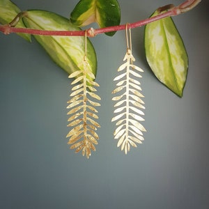 Geschlagenes Messing, Gold Tempest 'Frond' Lange Palm Leaf Gehämmerte Statement Ohrringe, handgemacht in Cornwall, plastikfrei. Braut, bereit zum Geschenk. Bild 7