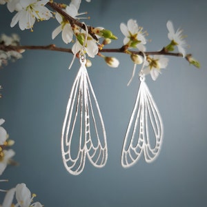 Boucles d'oreilles Silver Wings « Naïade », martelées, acier inoxydable respectueux de l'environnement, fabriquées en Cornouailles. Produit sans plastique, P&P, prêt à offrir.