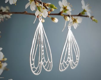 Boucles d'oreilles Silver Wings « Naïade », martelées, acier inoxydable respectueux de l'environnement, fabriquées en Cornouailles. Produit sans plastique, P&P, prêt à offrir.