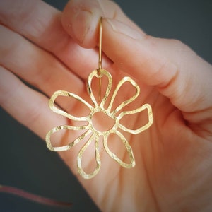 Beaten Brass, Gold Tempest 'Bloom' Daisy Flower, Hammered Statement Earrings, Handmade in Cornwall, Plastic Free. Bridal, Ready to Gift. zdjęcie 2