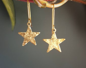 Gold Star 'Stella' Ohrringe aus geschlagenem Messing, elegant gehämmert, handgefertigt in Cornwall, plastikfrei. Brautschmuck, bereit zum Verschenken.