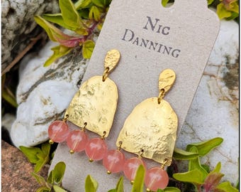 真鍮とコーラルピンクの「アフロディーテ」スタッドピアス、ゴールドのアーチ、コーンウォール製、プラスチック不使用、ギフトに最適。