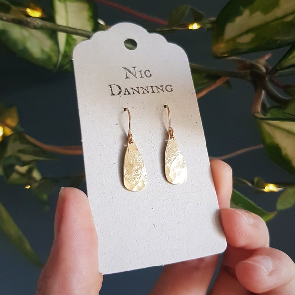 Gold Teardrop 'Dew' elegante geschlagene Messing Minimalist Ohrringe, handgemacht in Cornwall, plastikfrei. Atrisan, Braut, bereit zum Geschenk.