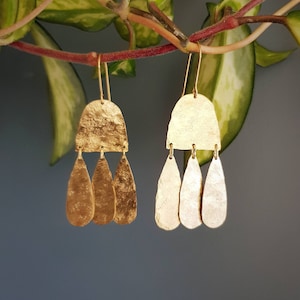 Laiton battu, longues boucles d'oreilles dorées « Pluviam », martelées abstraites, fabriquées en Cornouailles, sans plastique. Mariage, prêt à offrir.