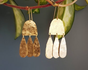 Laiton battu, longues boucles d'oreilles dorées « Pluviam », martelées abstraites, fabriquées en Cornouailles, sans plastique. Mariage, prêt à offrir.