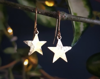 Orecchini pendenti a stella in ottone martellato, modello "Mini Stella" con texture minimalista color oro martellato, realizzati a mano in Cornovaglia, prodotto senza plastica, pronti per essere regalati.