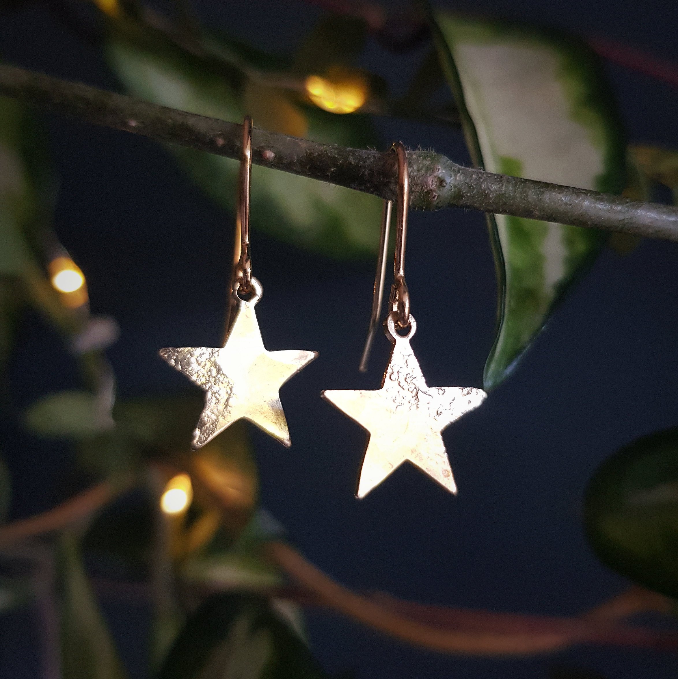 Boucles d'oreilles minimalistes en laiton martelé avec étoile dorée « Mini Stella », faites main en Cornouailles, sans plastique. Mariage, prêt à offrir.