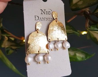 Aretes llamativos 'Eos' de latón batido y perlas de agua dulce, piedra natal de junio, arco dorado, hechos en Cornualles, sin plástico, listos para regalar.