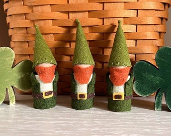 Leprechaun Gnome. St. Patrick’s Day Gnome. Irish gnome. Wood peg doll. Made in the USA. Waldorf Seasonal calendar. Natural toy. Spring