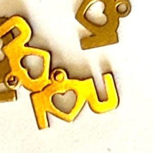 40 pingentes de metal "Eu te amo" exclusivos em latão vintage com coração no centro - lote grande para aplicação de miçangas em 4 cartões de marca ou de felicitações