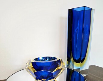 Juego de cenicero y jarrón Murano Sommerso de la década de 1970, atribuido a Flavio Poli. Cristal artístico azul ámbar.