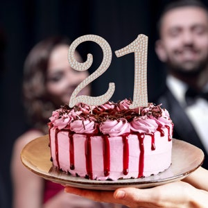 21歳の誕生日ケーキトッパー - エレガントな光沢のあるローズゴールドメタルに輝くラインストーンが付いた、節目の誕生日にぴったりの見事な21歳のケーキトッパーの記念品
