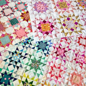 Puede incluir: Una colcha colorida hecha de cuadrados de tela patchwork con un patrón de estrella. La colcha está hecha de diferentes colores, incluyendo rosa, verde, azul, amarillo y naranja. La colcha está hecha de muchas telas diferentes, incluyendo estampados florales, patrones geométricos y colores sólidos.