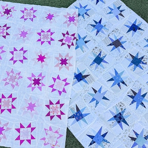 Może przedstawiać: Dwa kwadraty patchworku z białym tłem i wzorem gwiazd. Jeden kwadrat ma różowe gwiazdy, a drugi niebieskie gwiazdy.