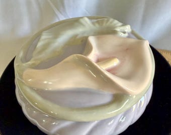 Vintage porcelain calla lily trinket box