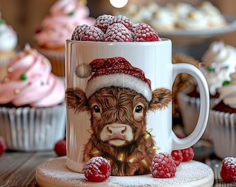Vaca bebé de las Tierras Altas con luces navideñas. Diseño de collage para tazas de 11 oz y 15 oz. Fondo blanco. Diseño para sublimación. PNG. Descarga digital instantánea.