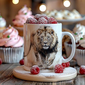 Puede incluir: Un juego de tres tazas de cerámica con un acabado mate moteado. Las tazas son de color crema, gris claro y gris oscuro. Cada taza tiene un diseño simple y minimalista.