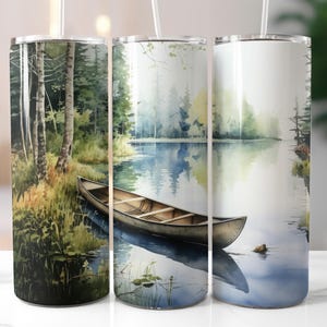 Könnte beinhalten: Drei Edelstahlbecher mit verschiedenen Aquarelldesigns. Der erste Becher zeigt eine Waldszene mit einem Kanu im Wasser. Der zweite Becher zeigt eine Seenszene mit einem Kanu im Wasser. Der dritte Becher zeigt eine Seenszene mit einem Kanu im Wasser und einem weißen Hintergrund.