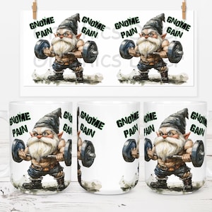 Puede incluir: Taza de café de cerámica blanca con una ilustración de acuarela de un gnomo levantando pesas. El gnomo levanta una barra, con el texto "Gnome Pain Gnome Gain" en negro. El diseño se repite en una impresión.