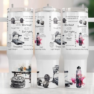 Puede incluir: Tres vasos de acero inoxidable blancos con un diseño de acuarela colorido. Los vasos presentan un tema de gimnasio con texto que dice "Barbell", "Dumbbell" y "Treadmill". El texto también incluye un plan de entrenamiento con consejos para comer bien, hidratarse y descansar.
