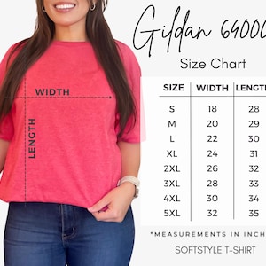 Pode incluir: Uma t-shirt vermelha Gildan 64000 Softstyle com uma tabela de tamanhos. A tabela mostra as medidas em polegadas para os tamanhos S a 5XL, com larguras de 45,7 cm a 81,3 cm e comprimentos de 71,1 cm a 88,9 cm.