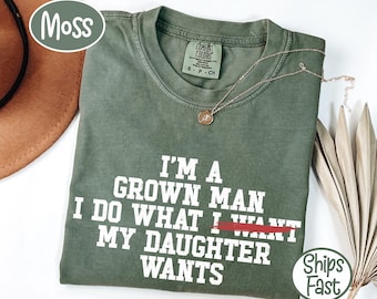 Camiseta divertida Comfort Colors® "Papá, soy un hombre adulto, hago lo que mi hija quiere", regalo humorístico para papá, camiseta gráfica con cita de papá de niña