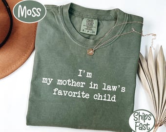 Camiseta Comfort Colors® "Sou o filho favorito da minha sogra", presente engraçado para pais e sogras, camiseta com piada sarcástica sobre casamento.