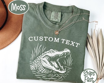 Comfort Colors® T-Shirt mit individuellem Text und Alligator-Motiv, personalisiertes Geschenk mit Alligator-Motiv, T-Shirt mit Sumpfmotiv, Papa-Mama-Alligator-Shirt