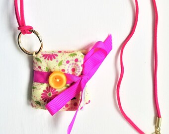 Collana con ciondolo a forma di diario floreale fatto a mano – Gioielli con libro in miniatura