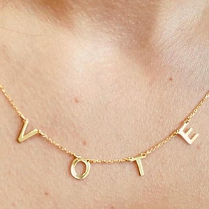 Collar con el voto, collar chapado en oro de Michelle Obama, gargantilla con el voto de oro, colgante con el voto de plata, collar con letras, collar con inicial, regalo para mamá