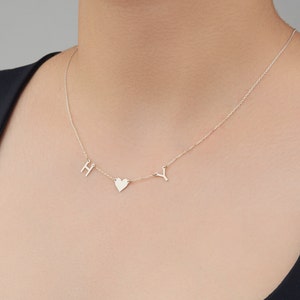 Delicado collar con etiqueta inicial, Joyería personalizada, Collar con colgante de letra grabada personalizada en cadena de caja, Regalos para dama de honor, Regalo para mamá