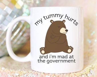 Grappige beer mok, keramische mok 11oz, mijn buik doet pijn en ik ben boos op de regering, politieke humor, gag cadeau, cadeau voor vriend, IBS humor