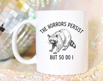 Taza de cerámica de mapache, "El horror persiste", divertida taza de mapache, taza de panda basura, Trashcore, Goblincore, regalo para un amigo, regalo divertido, taza de 325 ml
