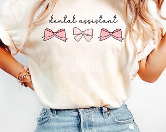 Shirt tandartsassistent Comfort Colors® Coquette, cadeau voor assistent, tandartscadeaus, tandcadeau, shirt met tanden, RDA-shirt, shirt met roze strikken